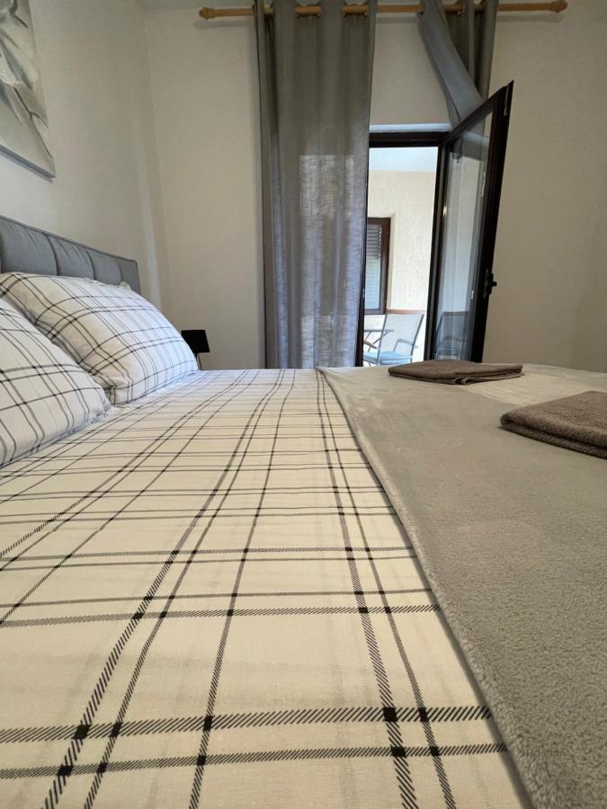 Apartman Ana Vrlika Buitenkant foto